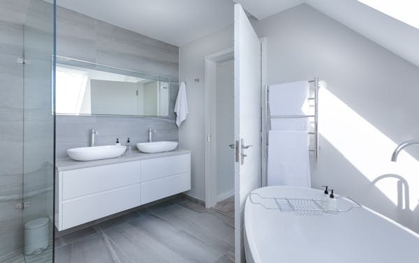 Rénovation de salle de bain à Strasbourg : Élégance et bien-être.
